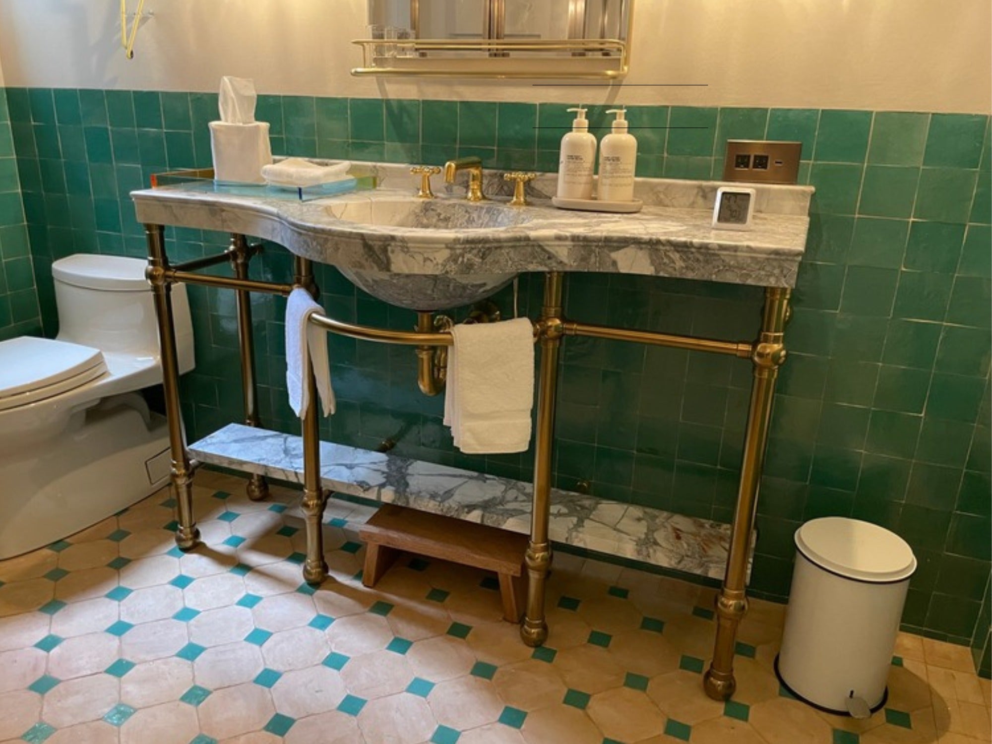 Bathroom with octagonal terracotta floor and aqua zellij wainscot