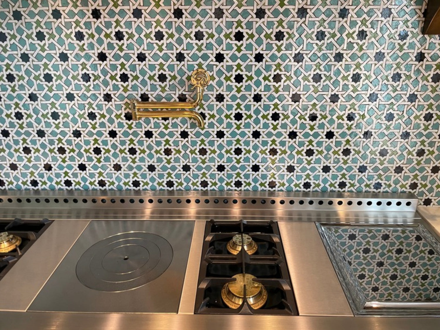 Kitchen Palace mosaic backsplash with brass sink