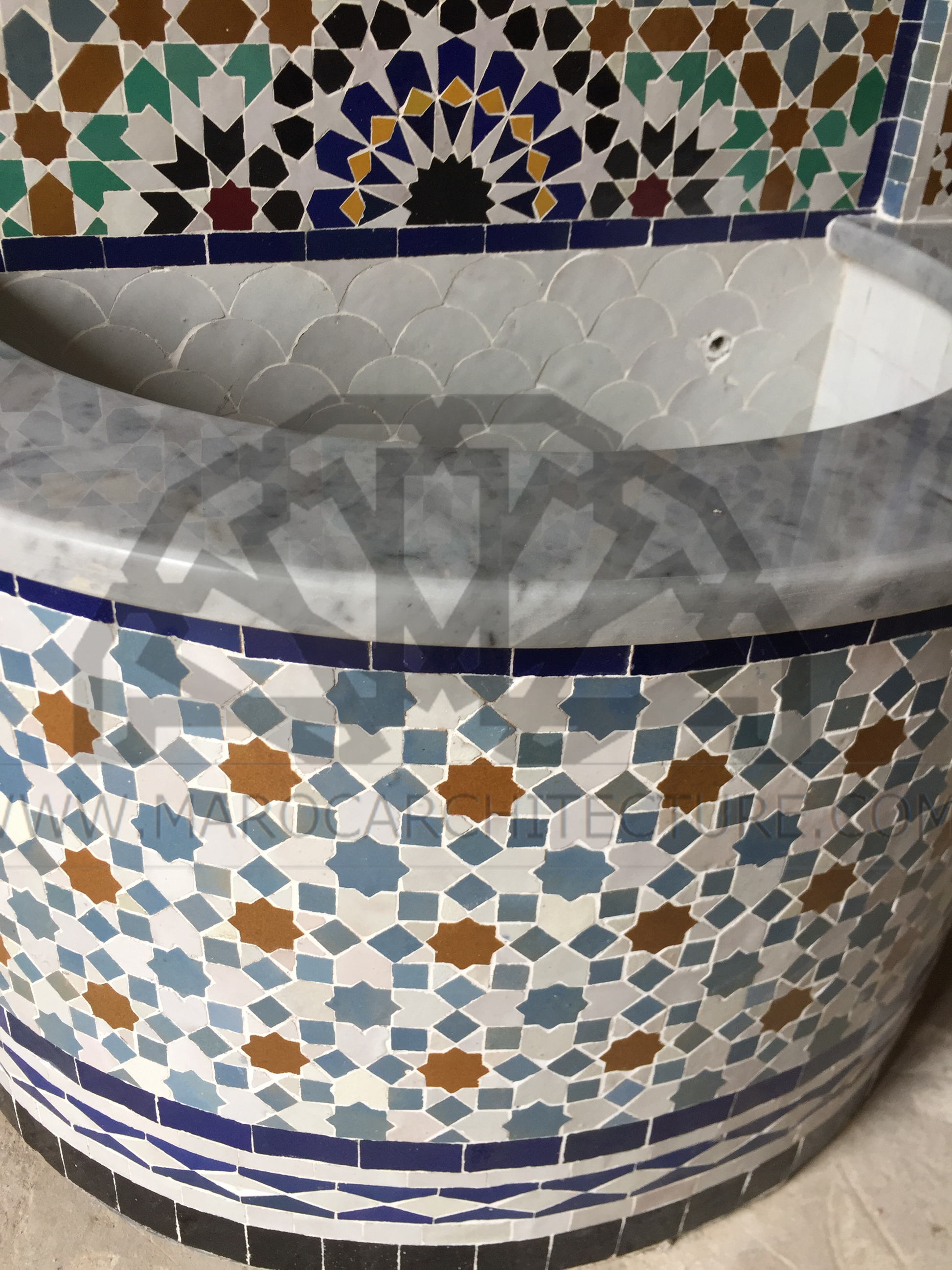 Moroccan fountain by Maroc Architecture et Zellij