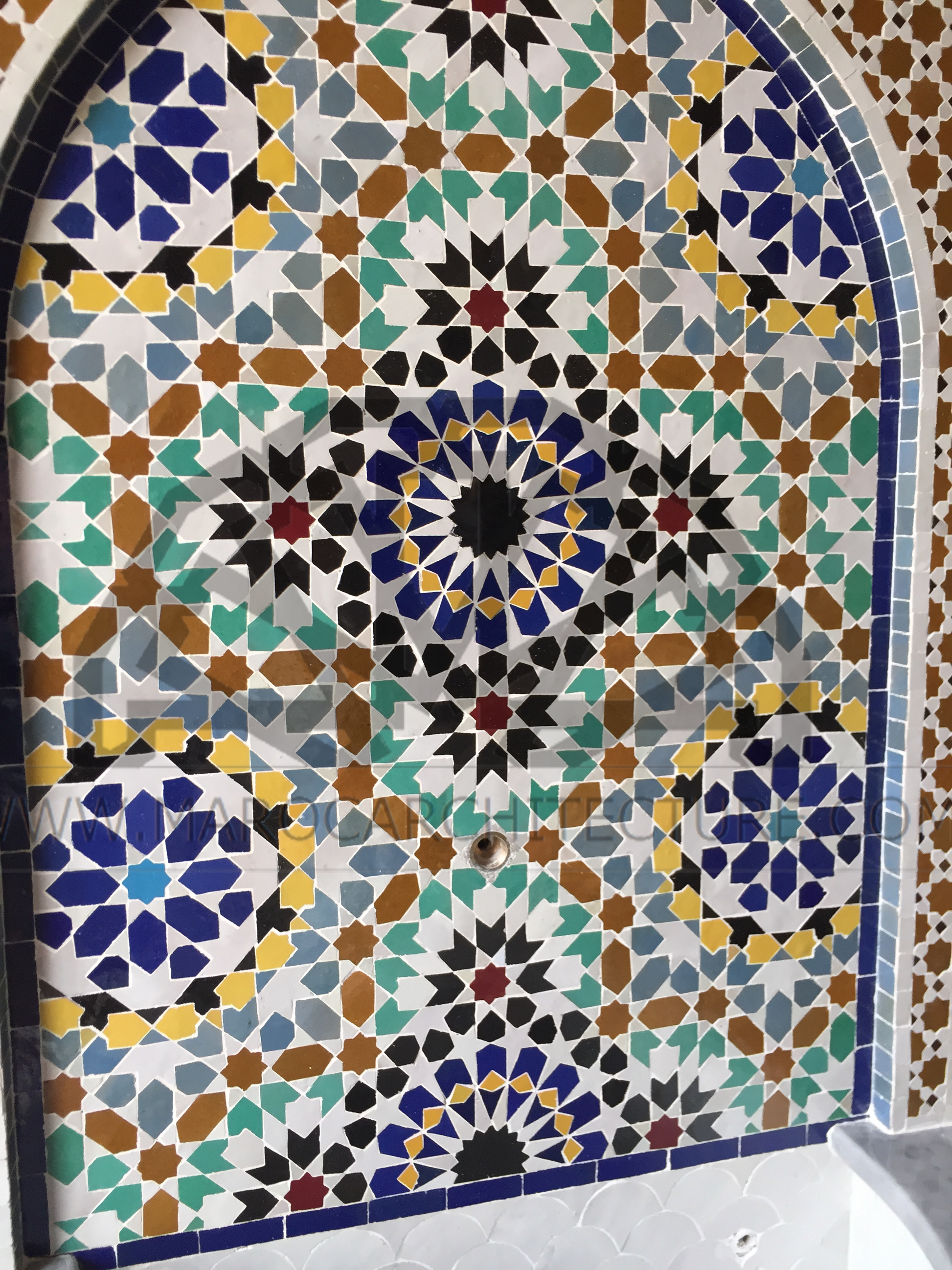 Moroccan fountain by Maroc Architecture et Zellij