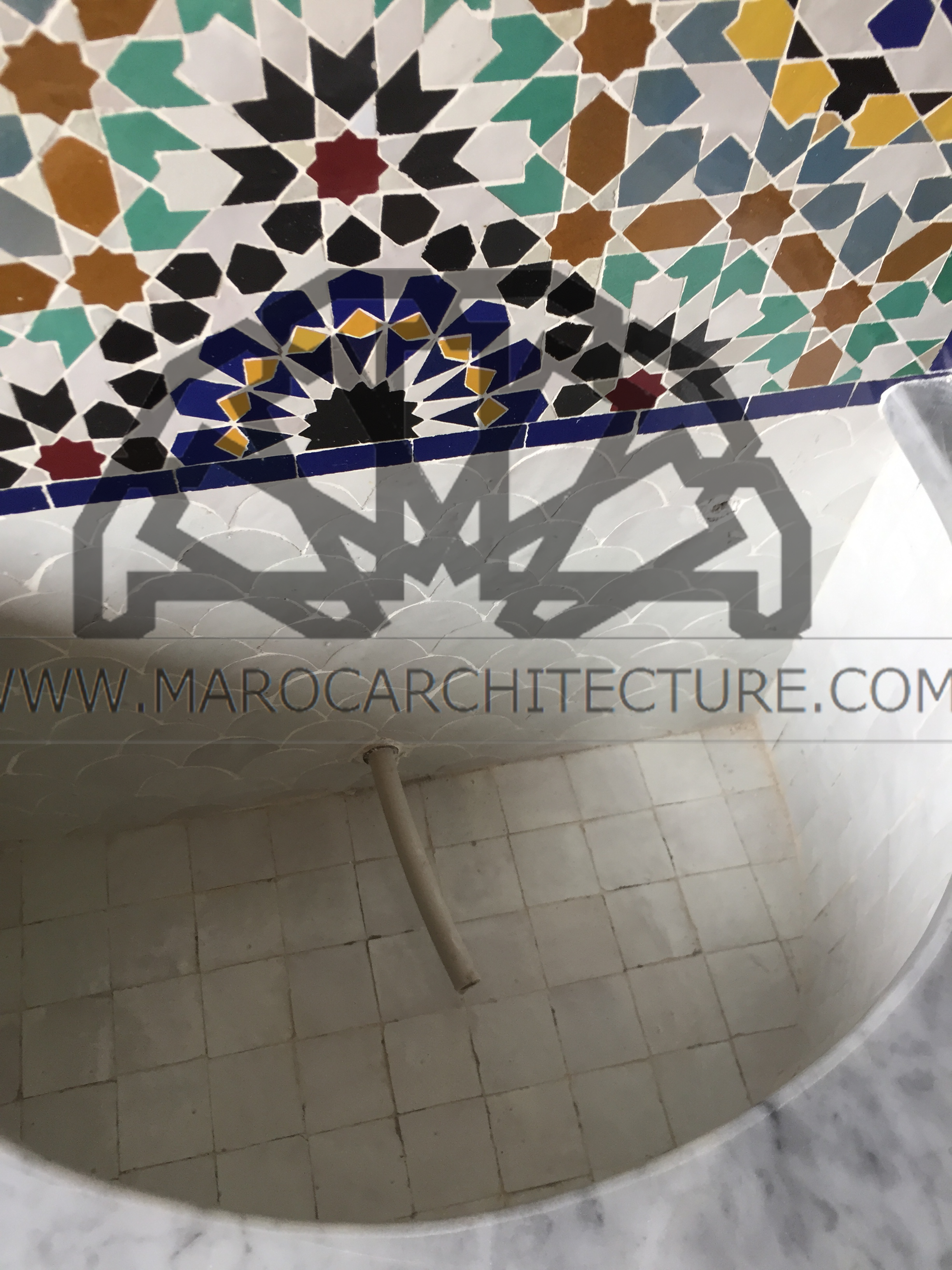 Moroccan fountain by Maroc Architecture et Zellij